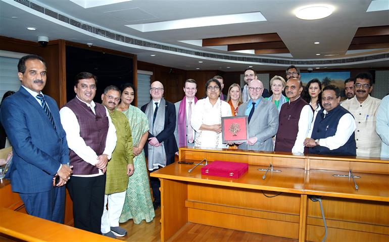 वाणिज्य विभाग से संबंधित संसदीय स्थायी समिति ने 18 मार्च, 2026 को नई दिल्ली स्थित संसद भवन में यूनाइटेड किंगडम की संसद की व्यापार एवं वाणिज्य समिति के आठ-सदस्यीय प्रतिनिधिमंडल के साथ विचारों और जानकारियों के आदान-प्रदान के लिए बातचीत की।