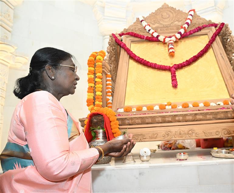 राष्ट्रपति श्रीमती द्रौपदी मुर्मु 19 मार्च, 2026 को उत्तर प्रदेश के अयोध्या में श्री राम जन्मभूमि मंदिर में श्री राम यंत्र की स्थापना के दौरान दर्शन और आरती करती हुईं।