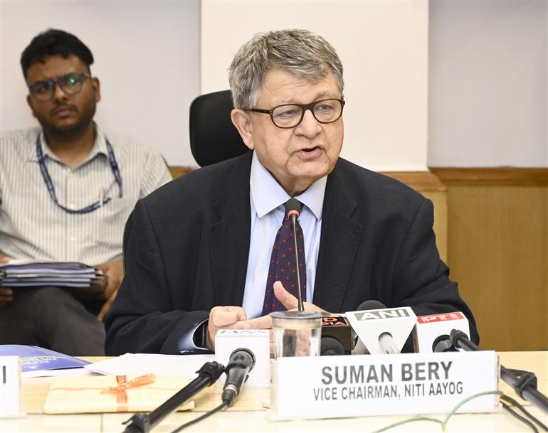 नीति आयोग के उपाध्यक्ष श्री सुमन बेरी 19 मार्च, 2026 को नई दिल्ली में "भारत के खेल उपकरण विनिर्माण क्षेत्र की निर्यात क्षमता को साकार करना" विषय पर रिपोर्ट जारी करने के अवसर पर संबोधित करते हुए।