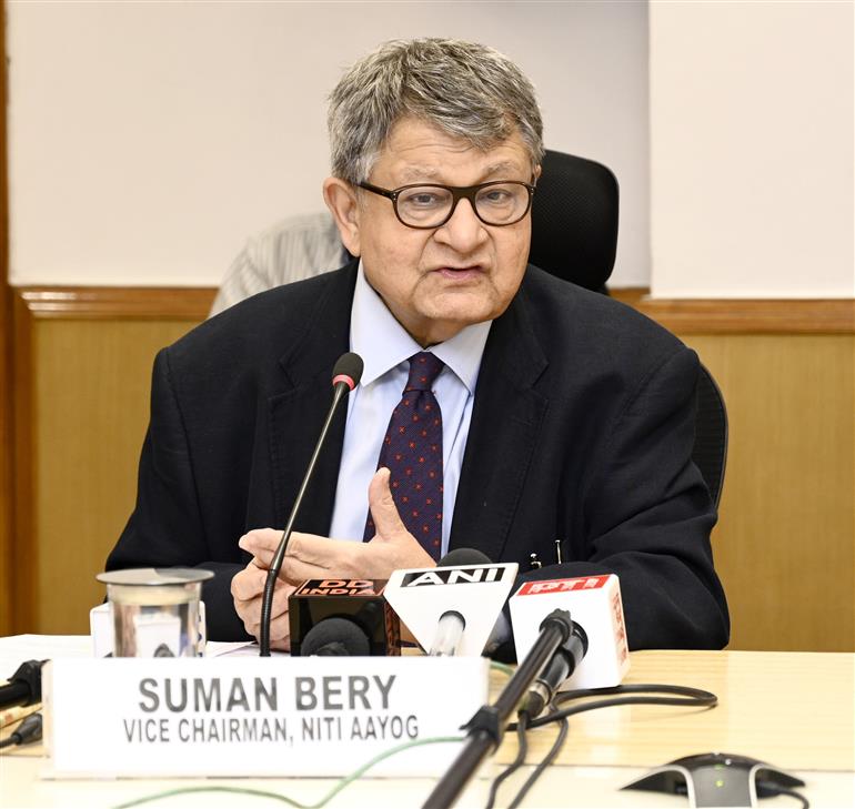 नीति आयोग के उपाध्यक्ष श्री सुमन बेरी 19 मार्च, 2026 को नई दिल्ली में "भारत के खेल उपकरण विनिर्माण क्षेत्र की निर्यात क्षमता को साकार करना" विषय पर रिपोर्ट जारी करने के अवसर पर संबोधित करते हुए।