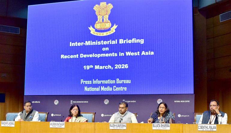 पेट्रोलियम एवं प्राकृतिक गैस मंत्रालय की संयुक्त सचिव सुश्री सुजाता शर्मा 19 मार्च, 2026 को नई दिल्ली स्थित राष्ट्रीय मीडिया केंद्र में पश्चिम एशिया के हालिया घटनाक्रमों पर अंतर-मंत्रालयी प्रेस ब्रीफिंग को संबोधित करती हुईं।
