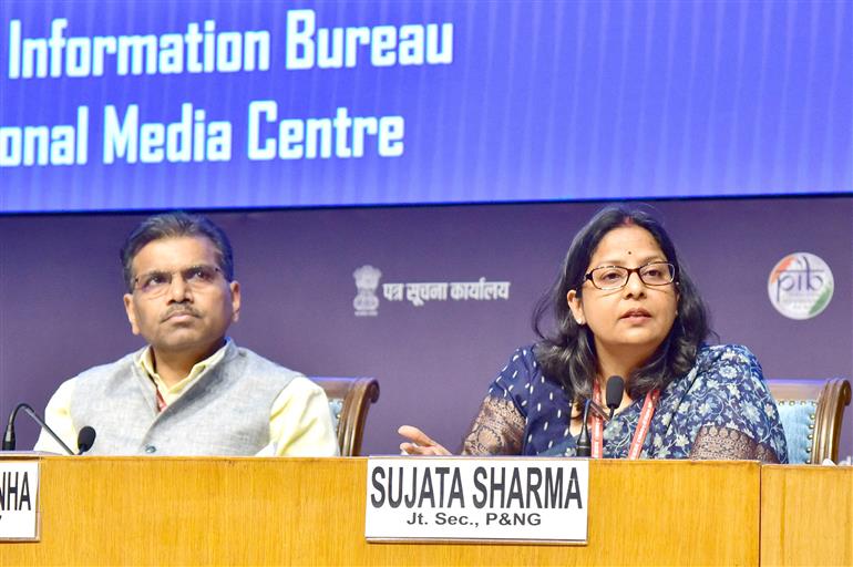 पेट्रोलियम एवं प्राकृतिक गैस मंत्रालय की संयुक्त सचिव सुश्री सुजाता शर्मा 19 मार्च, 2026 को नई दिल्ली स्थित राष्ट्रीय मीडिया केंद्र में पश्चिम एशिया के हालिया घटनाक्रमों पर अंतर-मंत्रालयी प्रेस ब्रीफिंग को संबोधित करती हुईं।