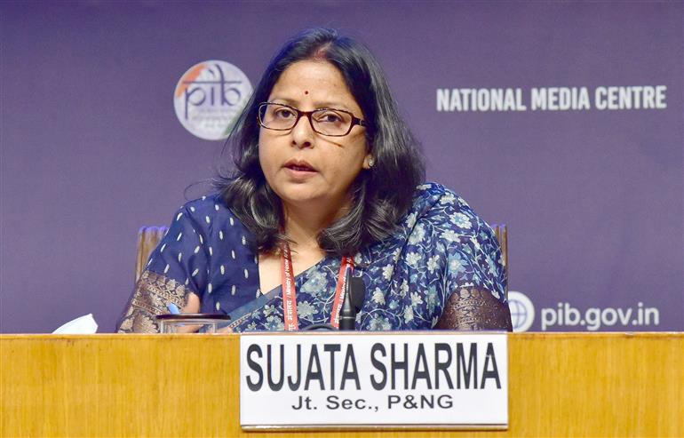 पेट्रोलियम एवं प्राकृतिक गैस मंत्रालय की संयुक्त सचिव सुश्री सुजाता शर्मा 19 मार्च, 2026 को नई दिल्ली स्थित राष्ट्रीय मीडिया केंद्र में पश्चिम एशिया के हालिया घटनाक्रमों पर अंतर-मंत्रालयी प्रेस ब्रीफिंग को संबोधित करती हुईं।