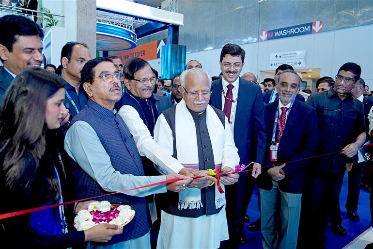 केंद्रीय आवासन एवं शहरी कार्य तथा विद्युत मंत्री श्री मनोहर लाल 19 मार्च, 2026 को दिल्ली में 'भारत इलेक्ट्रिसिटी समिट 2026' का उद्घाटन करते हुए। इस अवसर पर केंद्रीय उपभोक्ता मामले, खाद्य एवं सार्वजनिक वितरण तथा नवीन एवं नवीकरणीय ऊर्जा मंत्री श्री प्रह्लाद जोशी और केंद्रीय विद्युत तथा नवीन एवं नवीकरणीय ऊर्जा राज्य मंत्री श्री श्रीपद येसो नाइक भी उपस्थित हैं।