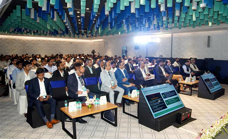 20 मार्च, 2026 को दिल्ली के यशोभूमि कन्वेंशन सेंटर में 'भारत इलेक्ट्रिसिटी समिट 2026' के दौरान स्थिर ऊर्जा भंडारण भारत- स्थिर ऊर्जा भंडारण के लिए रोडमैप और दृष्टिकोण पर केंद्रित सत्र की झलकियां।