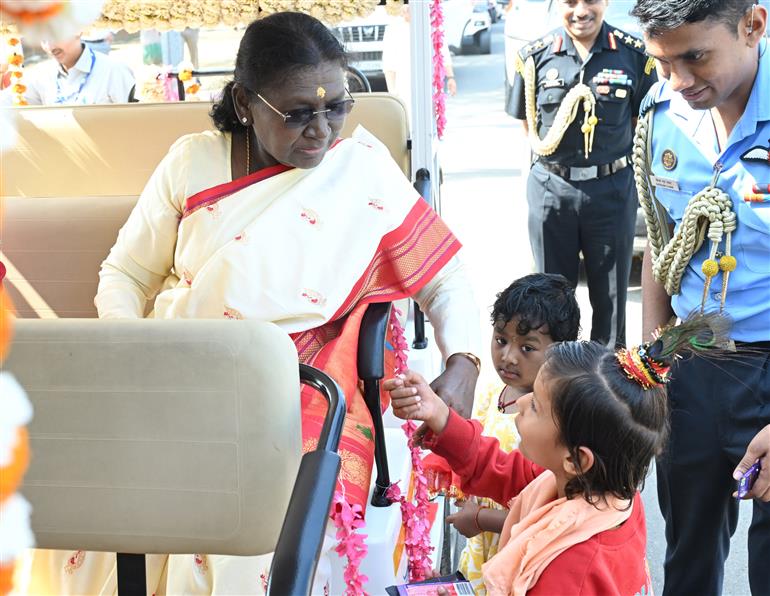 राष्ट्रपति श्रीमती द्रौपदी मुर्मु ने 21 मार्च, 2026 को मथुरा स्थित दानघाटी मंदिर में दर्शन किए और आरती की तथा पवित्र गोवर्धन परिक्रमा संपन्न की। अपनी परिक्रमा के दौरान, उन्होंने 