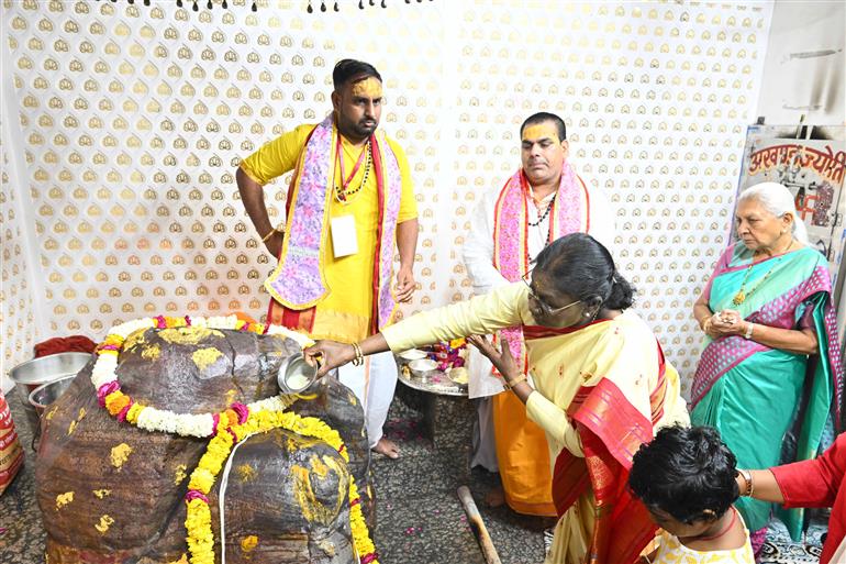 राष्ट्रपति श्रीमती द्रौपदी मुर्मु ने 21 मार्च, 2026 को मथुरा स्थित दानघाटी मंदिर में दर्शन किए और आरती की तथा पवित्र गोवर्धन परिक्रमा संपन्न की। अपनी परिक्रमा के दौरान, उन्होंने 