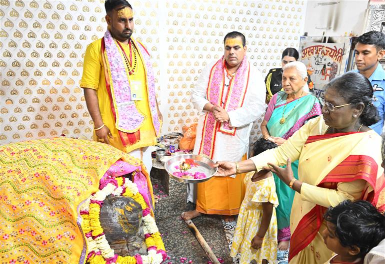 राष्ट्रपति श्रीमती द्रौपदी मुर्मु ने 21 मार्च, 2026 को मथुरा स्थित दानघाटी मंदिर में दर्शन किए और आरती की तथा पवित्र गोवर्धन परिक्रमा संपन्न की। अपनी परिक्रमा के दौरान, उन्होंने 