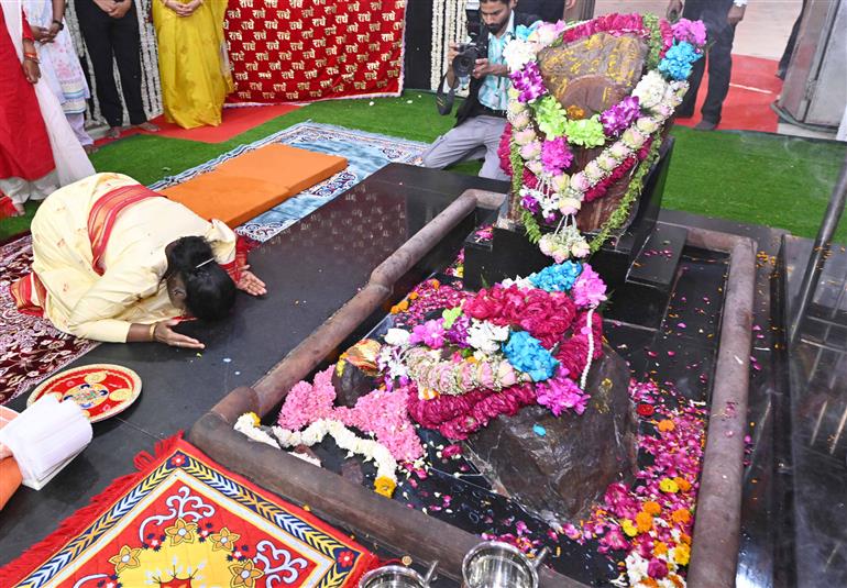 राष्ट्रपति श्रीमती द्रौपदी मुर्मु ने 21 मार्च, 2026 को मथुरा स्थित दानघाटी मंदिर में दर्शन किए और आरती की तथा पवित्र गोवर्धन परिक्रमा संपन्न की। अपनी परिक्रमा के दौरान, उन्होंने 