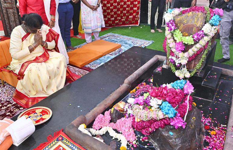 राष्ट्रपति श्रीमती द्रौपदी मुर्मु ने 21 मार्च, 2026 को मथुरा स्थित दानघाटी मंदिर में दर्शन किए और आरती की तथा पवित्र गोवर्धन परिक्रमा संपन्न की। अपनी परिक्रमा के दौरान, उन्होंने 