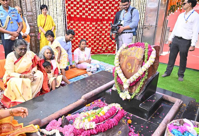 राष्ट्रपति श्रीमती द्रौपदी मुर्मु ने 21 मार्च, 2026 को मथुरा स्थित दानघाटी मंदिर में दर्शन किए और आरती की तथा पवित्र गोवर्धन परिक्रमा संपन्न की। अपनी परिक्रमा के दौरान, उन्होंने 