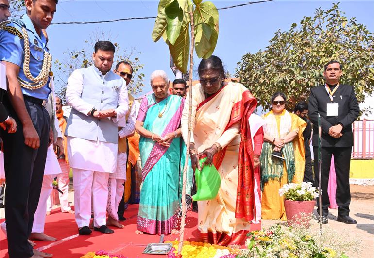 राष्ट्रपति श्रीमती द्रौपदी मुर्मु ने 21 मार्च, 2026 को मथुरा स्थित दानघाटी मंदिर में दर्शन किए और आरती की तथा पवित्र गोवर्धन परिक्रमा संपन्न की। अपनी परिक्रमा के दौरान, उन्होंने 