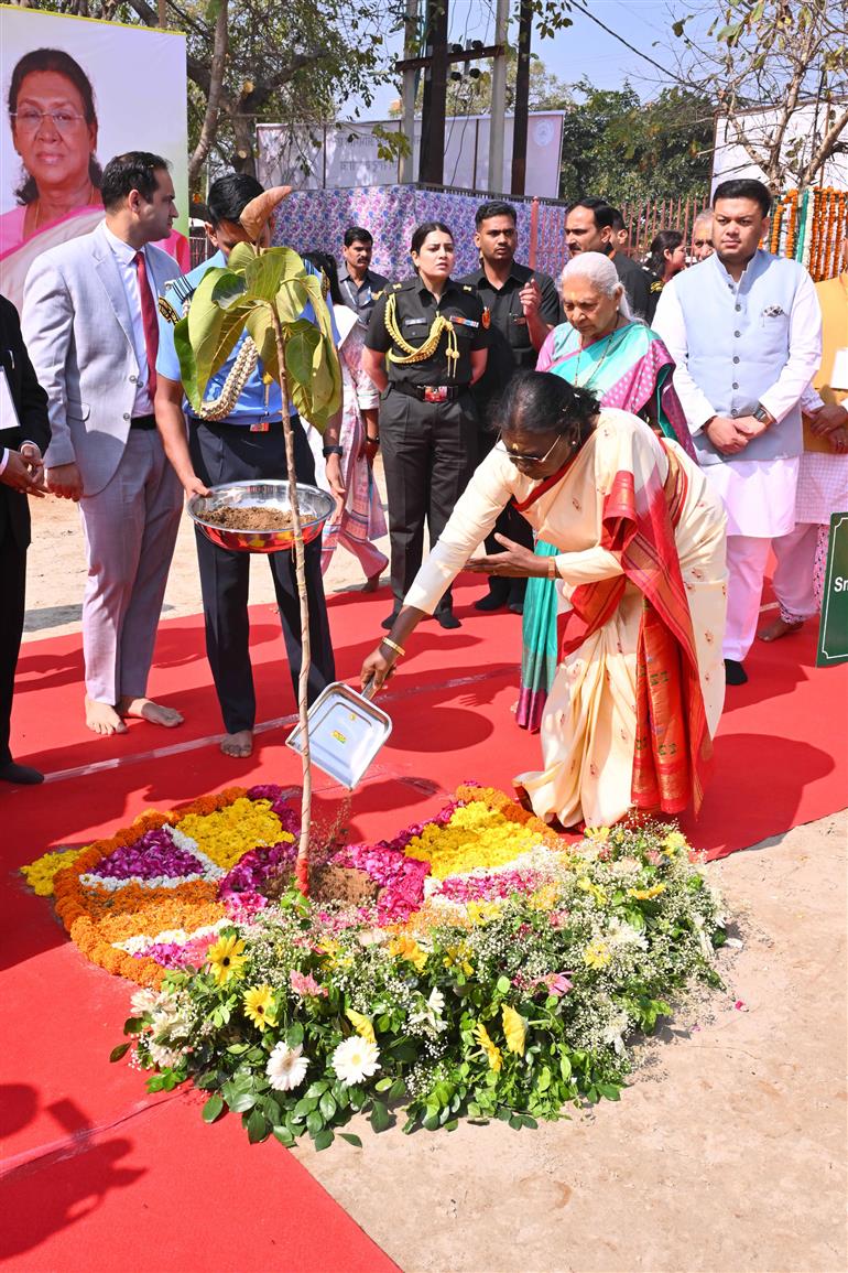 राष्ट्रपति श्रीमती द्रौपदी मुर्मु ने 21 मार्च, 2026 को मथुरा स्थित दानघाटी मंदिर में दर्शन किए और आरती की तथा पवित्र गोवर्धन परिक्रमा संपन्न की। अपनी परिक्रमा के दौरान, उन्होंने 