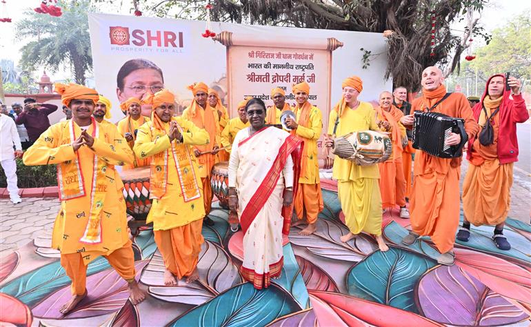 राष्ट्रपति श्रीमती द्रौपदी मुर्मु ने 21 मार्च, 2026 को मथुरा स्थित दानघाटी मंदिर में दर्शन किए और आरती की तथा पवित्र गोवर्धन परिक्रमा संपन्न की। अपनी परिक्रमा के दौरान, उन्होंने 