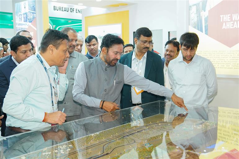 केंद्रीय कोयला और खान मंत्री श्री जी. किशन रेड्डी 22 मार्च, 2026 को दिल्ली के द्वारका स्थित यशोभूमि में 'भारत इलेक्ट्रिसिटी समिट 2026' के दौरान एक प्रदर्शनी का अवलोकन करते हुए।