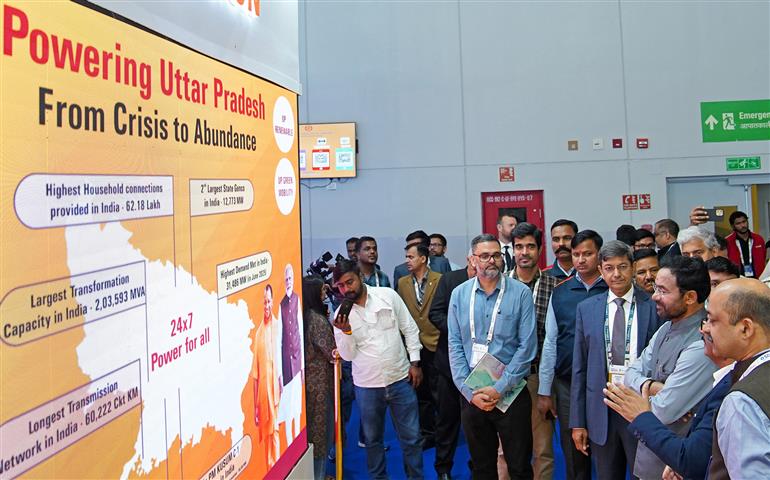 केंद्रीय कोयला और खान मंत्री श्री जी. किशन रेड्डी 22 मार्च, 2026 को दिल्ली के द्वारका स्थित यशोभूमि में 'भारत इलेक्ट्रिसिटी समिट 2026' के दौरान एक प्रदर्शनी का अवलोकन करते हुए।