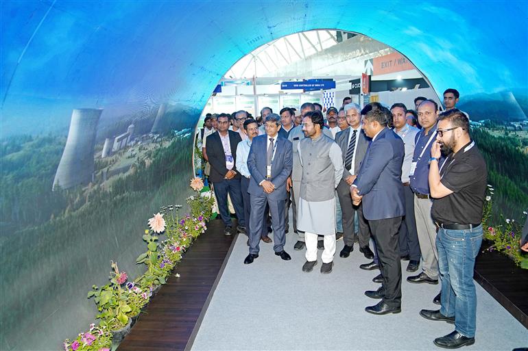 केंद्रीय कोयला और खान मंत्री श्री जी. किशन रेड्डी 22 मार्च, 2026 को दिल्ली के द्वारका स्थित यशोभूमि में 'भारत इलेक्ट्रिसिटी समिट 2026' के दौरान एक प्रदर्शनी का अवलोकन करते हुए।