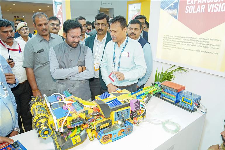 केंद्रीय कोयला और खान मंत्री श्री जी. किशन रेड्डी 22 मार्च, 2026 को दिल्ली के द्वारका स्थित यशोभूमि में 'भारत इलेक्ट्रिसिटी समिट 2026' के दौरान एक प्रदर्शनी का अवलोकन करते हुए।