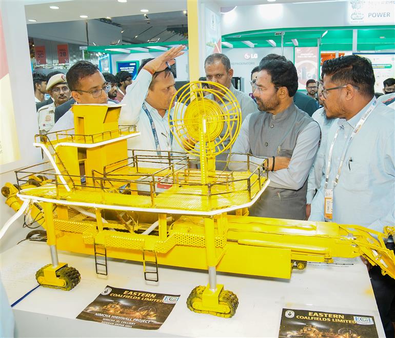 केंद्रीय कोयला और खान मंत्री श्री जी. किशन रेड्डी 22 मार्च, 2026 को दिल्ली के द्वारका स्थित यशोभूमि में 'भारत इलेक्ट्रिसिटी समिट 2026' के दौरान एक प्रदर्शनी का अवलोकन करते हुए।