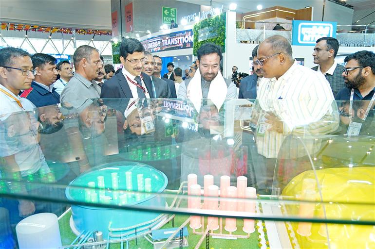 केंद्रीय कोयला और खान मंत्री श्री जी. किशन रेड्डी 22 मार्च, 2026 को दिल्ली के द्वारका स्थित यशोभूमि में 'भारत इलेक्ट्रिसिटी समिट 2026' के दौरान एक प्रदर्शनी का अवलोकन करते हुए।