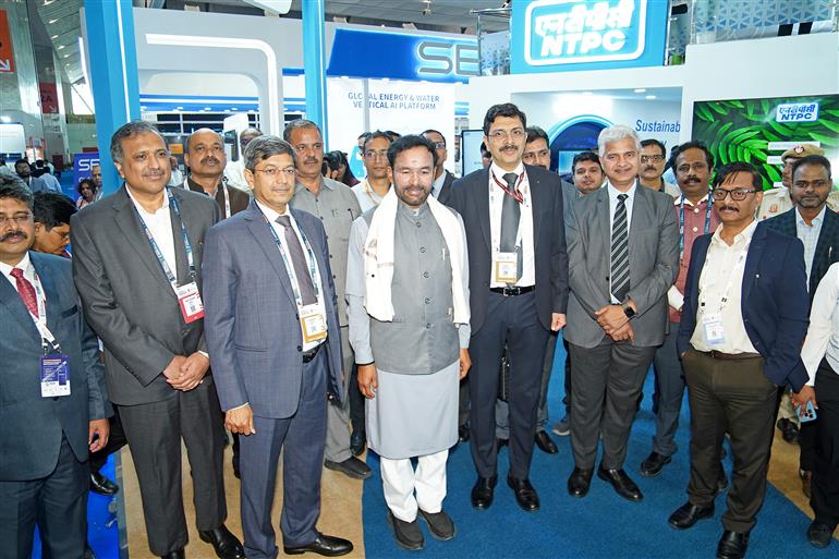 केंद्रीय कोयला और खान मंत्री श्री जी. किशन रेड्डी 22 मार्च, 2026 को दिल्ली के द्वारका स्थित यशोभूमि में 'भारत इलेक्ट्रिसिटी समिट 2026' के दौरान एक प्रदर्शनी का अवलोकन करते हुए।