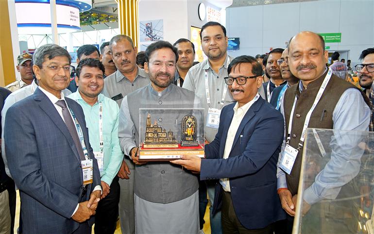 केंद्रीय कोयला और खान मंत्री श्री जी. किशन रेड्डी 22 मार्च, 2026 को दिल्ली के द्वारका स्थित यशोभूमि में 'भारत इलेक्ट्रिसिटी समिट 2026' के दौरान एक प्रदर्शनी का अवलोकन करते हुए।