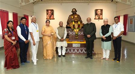 उपराष्ट्रपति श्री सी. पी. राधाकृष्णन 22 मार्च, 2026 को महाराष्ट्र के पुणे स्थित निसर्गोपचार आश्रम में गांधी स्मारक पर महात्मा गांधी को पुष्पांजलि अर्पित करते हुए।