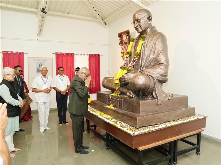 उपराष्ट्रपति श्री सी. पी. राधाकृष्णन 22 मार्च, 2026 को महाराष्ट्र के पुणे स्थित निसर्गोपचार आश्रम में गांधी स्मारक पर महात्मा गांधी को पुष्पांजलि अर्पित करते हुए।