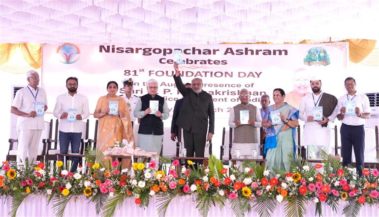 उपराष्ट्रपति श्री सी. पी. राधाकृष्णन 22 मार्च, 2026 को पुणे के उरुली कंचन स्थित निसर्गोपचार आश्रम के 81वें स्थापना दिवस समारोह में शामिल हुए।