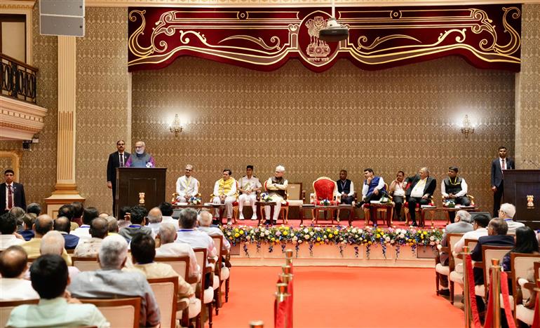 उपराष्ट्रपति श्री सी. पी. राधाकृष्णन 21 मार्च, 2026 को मुंबई के लोक भवन में आयोजित ऐतिहासिक जैन दीक्षा समारोह को संबोधित करते हुए।