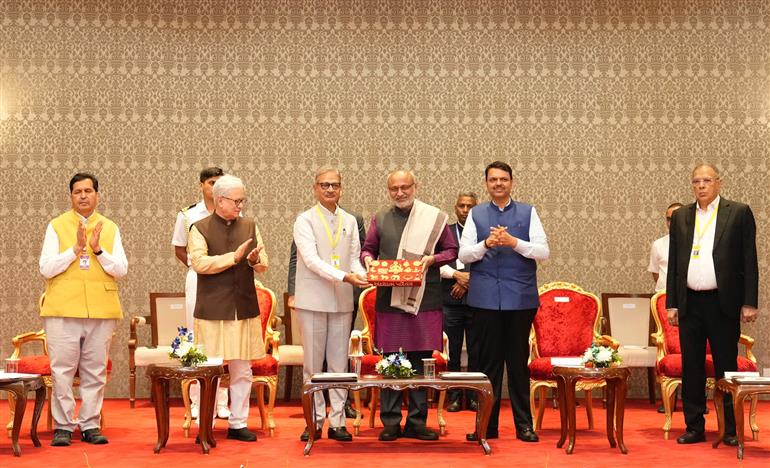 उपराष्ट्रपति श्री सी. पी. राधाकृष्णन 21 मार्च, 2026 को मुंबई के लोक भवन में आयोजित ऐतिहासिक जैन दीक्षा समारोह के आयोजकों, दानदाताओं और इससे जुड़े परिवारों को सम्मानित करते हुए।