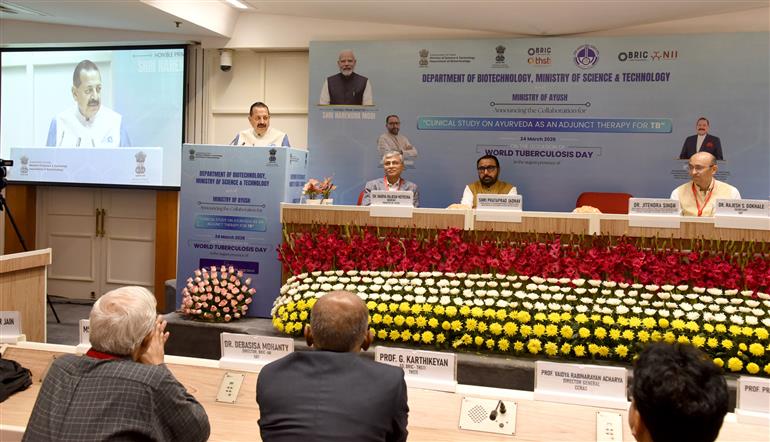 केंद्रीय विज्ञान एवं प्रौद्योगिकी (स्वतंत्र प्रभार), पृथ्वी विज्ञान (स्वतंत्र प्रभार), प्रधानमंत्री कार्यालय, कार्मिक, लोक शिकायत एवं पेंशन, परमाणु ऊर्जा और अंतरिक्ष विभाग राज्य मंत्री डॉ. जितेंद्र सिंह 24 मार्च 2026 को नई दिल्ली स्थित विज्ञान भवन में विश्व क्षय रोग दिवस के अवसर पर, जैव प्रौद्योगिकी विभाग और आयुष मंत्रालय के संयुक्त नैदानिक ​​अध्ययन -‘क्षय रोग के लिए एक सहायक चिकित्सा के रूप में आयुर्वेद’- की घोषणा के अवसर पर संबोधित करते हुए।