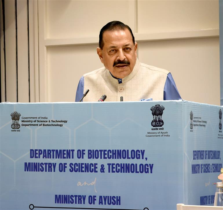 केंद्रीय विज्ञान एवं प्रौद्योगिकी (स्वतंत्र प्रभार), पृथ्वी विज्ञान (स्वतंत्र प्रभार), प्रधानमंत्री कार्यालय, कार्मिक, लोक शिकायत एवं पेंशन, परमाणु ऊर्जा और अंतरिक्ष विभाग राज्य मंत्री डॉ. जितेंद्र सिंह 24 मार्च 2026 को नई दिल्ली स्थित विज्ञान भवन में विश्व क्षय रोग दिवस के अवसर पर, जैव प्रौद्योगिकी विभाग और आयुष मंत्रालय के संयुक्त नैदानिक ​​अध्ययन -‘क्षय रोग के लिए एक सहायक चिकित्सा के रूप में आयुर्वेद’- की घोषणा के अवसर पर संबोधित करते हुए।