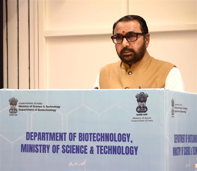 केंद्रीय आयुष राज्य मंत्री (स्वतंत्र प्रभार) और स्वास्थ्य एवं परिवार कल्याण राज्य मंत्री श्री प्रतापराव जाधव 24 मार्च 2026 को नई दिल्ली स्थित विज्ञान भवन में विश्व क्षय रोग दिवस के अवसर पर, जैव प्रौद्योगिकी विभाग और आयुष मंत्रालय के संयुक्त नैदानिक ​​अध्ययन -‘क्षय रोग के लिए एक सहायक चिकित्सा के रूप में आयुर्वेद’- की घोषणा के अवसर पर संबोधित करते हुए।
