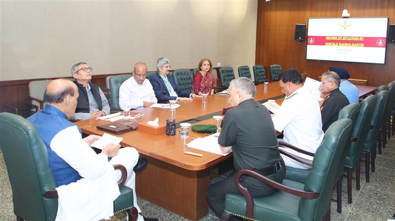 केंद्रीय रक्षा मंत्री श्री राजनाथ सिंह ने 24 मार्च, 2026 को नई दिल्ली में चीफ ऑफ डिफेंस स्टाफ, सेना प्रमुखों, रक्षा सचिव, रक्षा उत्पादन सचिव और रक्षा अनुसंधान एवं विकास संगठन के अध्यक्ष के साथ बैठक के दौरान पश्चिम एशिया की स्थिति और भारत की रक्षा तैयारियों पर इसके प्रभाव का जायजा लिया।