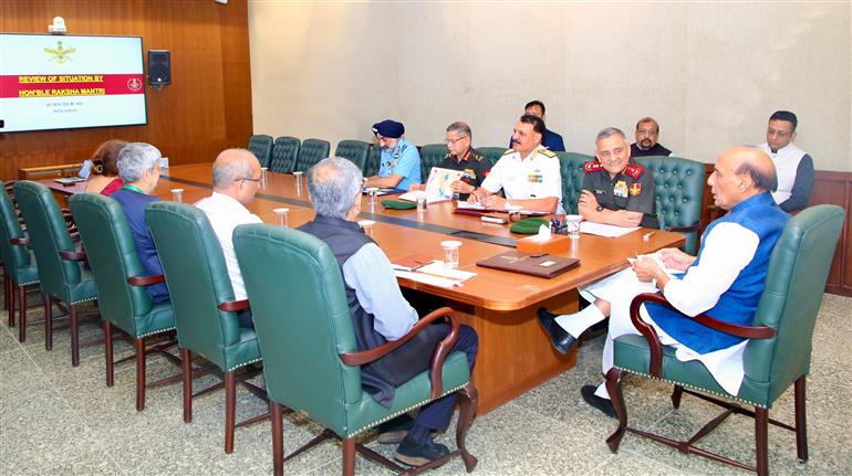 केंद्रीय रक्षा मंत्री श्री राजनाथ सिंह ने 24 मार्च, 2026 को नई दिल्ली में चीफ ऑफ डिफेंस स्टाफ, सेना प्रमुखों, रक्षा सचिव, रक्षा उत्पादन सचिव और रक्षा अनुसंधान एवं विकास संगठन के अध्यक्ष के साथ बैठक के दौरान पश्चिम एशिया की स्थिति और भारत की रक्षा तैयारियों पर इसके प्रभाव का जायजा लिया।