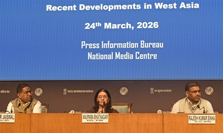 पत्तन, पोत परिवहन एवं जलमार्ग मंत्रालय के विशेष सचिव श्री राजेश कुमार सिन्हा 24 मार्च, 2026 को नई दिल्ली स्थित राष्ट्रीय मीडिया केंद्र में पश्चिम एशिया के हालिया घटनाक्रमों पर एक अंतर-मंत्रालयी प्रेस ब्रीफिंग को संबोधित करते हुए।