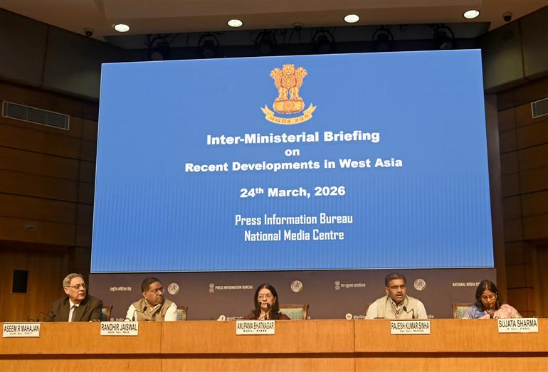 पत्तन, पोत परिवहन एवं जलमार्ग मंत्रालय के विशेष सचिव श्री राजेश कुमार सिन्हा 24 मार्च, 2026 को नई दिल्ली स्थित राष्ट्रीय मीडिया केंद्र में पश्चिम एशिया के हालिया घटनाक्रमों पर एक अंतर-मंत्रालयी प्रेस ब्रीफिंग को संबोधित करते हुए।