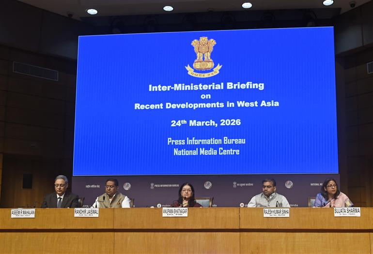 पेट्रोलियम एवं प्राकृतिक गैस मंत्रालय की संयुक्त सचिव सुश्री सुजाता शर्मा 24 मार्च, 2026 को नई दिल्ली स्थित राष्ट्रीय मीडिया केंद्र में पश्चिम एशिया के हालिया घटनाक्रमों पर एक अंतर-मंत्रालयी प्रेस ब्रीफिंग को संबोधित करती हुईं।