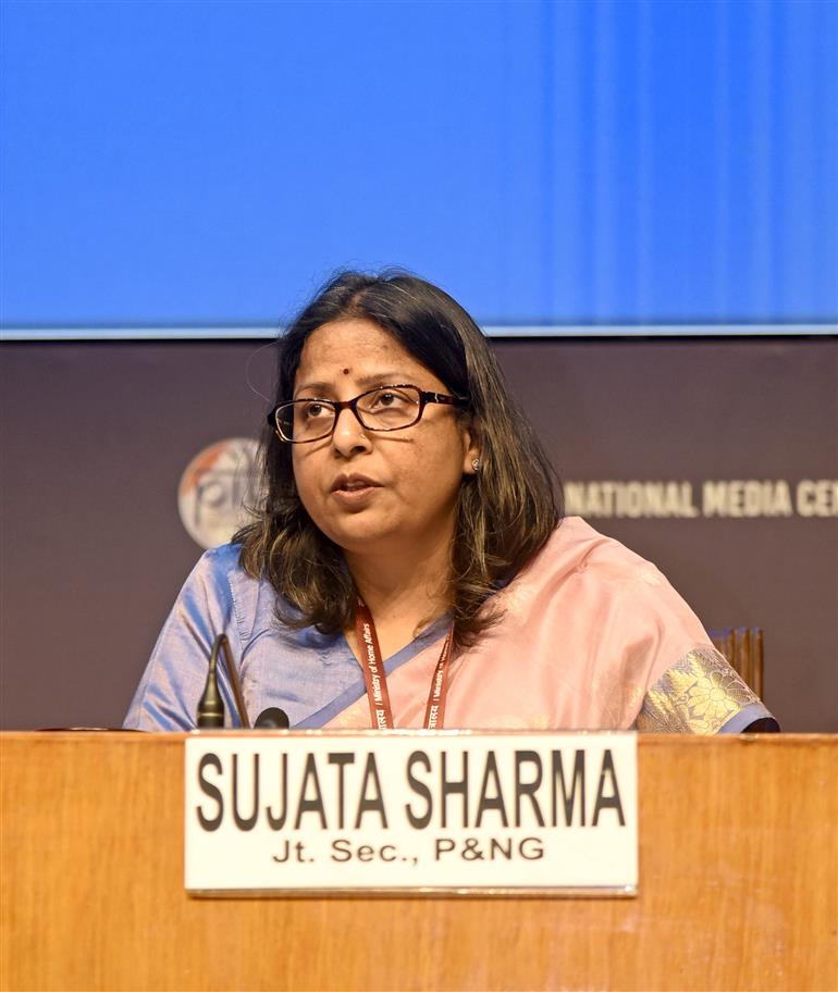 पेट्रोलियम एवं प्राकृतिक गैस मंत्रालय की संयुक्त सचिव सुश्री सुजाता शर्मा 24 मार्च, 2026 को नई दिल्ली स्थित राष्ट्रीय मीडिया केंद्र में पश्चिम एशिया के हालिया घटनाक्रमों पर एक अंतर-मंत्रालयी प्रेस ब्रीफिंग को संबोधित करती हुईं।