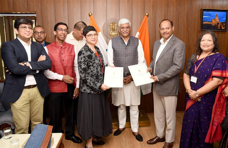 केंद्रीय संस्कृति एवं पर्यटन मंत्री श्री गजेंद्र सिंह शेखावत 25 मार्च, 2026 को नई दिल्ली में संस्कृति मंत्रालय और यूट्यूब के बीच समझौता ज्ञापनों के आदान-प्रदान के साक्षी बने।