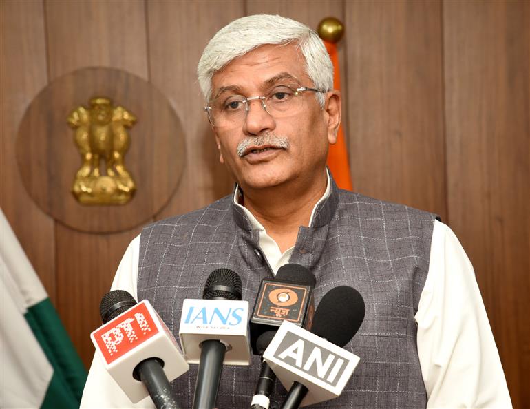 केंद्रीय संस्कृति एवं पर्यटन मंत्री श्री गजेंद्र सिंह शेखावत 25 मार्च, 2026 को नई दिल्ली में संस्कृति मंत्रालय और यूट्यूब के बीच समझौता ज्ञापनों के आदान-प्रदान के बाद मीडियाकर्मियों से बातचीत करते हुए।