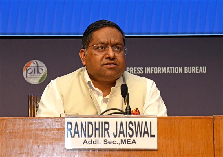 विदेश मंत्रालय के अपर सचिव श्री रणधीर जायसवाल 25 मार्च, 2026 को नई दिल्ली स्थित राष्ट्रीय मीडिया केंद्र में पश्चिम एशिया के हालिया घटनाक्रमों पर अंतर-मंत्रालयी प्रेस ब्रीफिंग को संबोधित करते हुए।