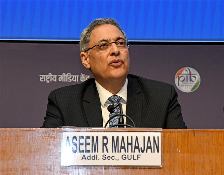 विदेश मंत्रालय के अपर सचिव (खाड़ी क्षेत्र) श्री असीम आर. महाजन 25 मार्च, 2026 को नई दिल्ली स्थित राष्ट्रीय मीडिया केंद्र में पश्चिम एशिया के हालिया घटनाक्रमों पर अंतर-मंत्रालयी प्रेस ब्रीफिंग को संबोधित करते हुए।
