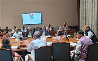 केंद्रीय रक्षा मंत्री श्री राजनाथ सिंह 25 मार्च, 2026 को नई दिल्ली में सीमा सड़क संगठन से संबंधित विचार-विमर्श के लिए रक्षा मंत्रालय की संसदीय सलाहकार समिति की बैठक की अध्यक्षता करते हुए।