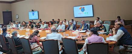 केंद्रीय रक्षा मंत्री श्री राजनाथ सिंह 25 मार्च, 2026 को नई दिल्ली में सीमा सड़क संगठन से संबंधित विचार-विमर्श के लिए रक्षा मंत्रालय की संसदीय सलाहकार समिति की बैठक की अध्यक्षता करते हुए।