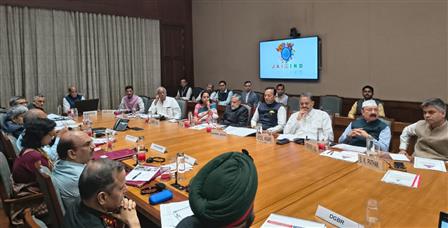 केंद्रीय रक्षा मंत्री श्री राजनाथ सिंह 25 मार्च, 2026 को नई दिल्ली में सीमा सड़क संगठन से संबंधित विचार-विमर्श के लिए रक्षा मंत्रालय की संसदीय सलाहकार समिति की बैठक की अध्यक्षता करते हुए।