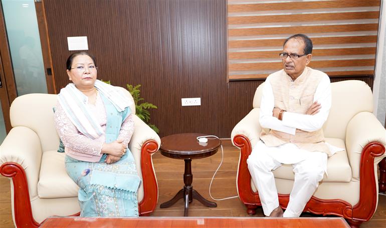 केंद्रीय कृषि एवं किसान कल्याण तथा ग्रामीण विकास मंत्री श्री शिवराज सिंह चौहान 27 मार्च, 2026 को नई दिल्ली में मणिपुर की उपमुख्यमंत्री सुश्री नेमचा किपगेन से मुलाकात करते हुए।