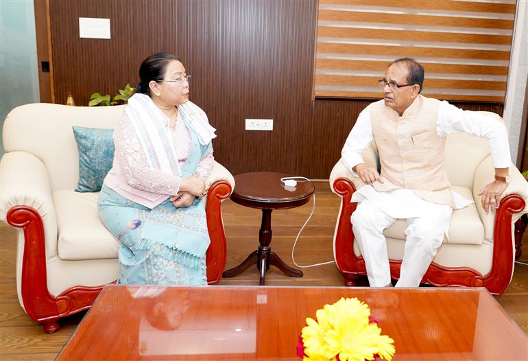 केंद्रीय कृषि एवं किसान कल्याण तथा ग्रामीण विकास मंत्री श्री शिवराज सिंह चौहान 27 मार्च, 2026 को नई दिल्ली में मणिपुर की उपमुख्यमंत्री सुश्री नेमचा किपगेन से मुलाकात करते हुए।