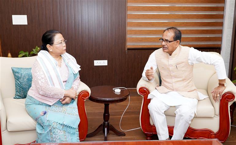 केंद्रीय कृषि एवं किसान कल्याण तथा ग्रामीण विकास मंत्री श्री शिवराज सिंह चौहान 27 मार्च, 2026 को नई दिल्ली में मणिपुर की उपमुख्यमंत्री सुश्री नेमचा किपगेन से मुलाकात करते हुए।